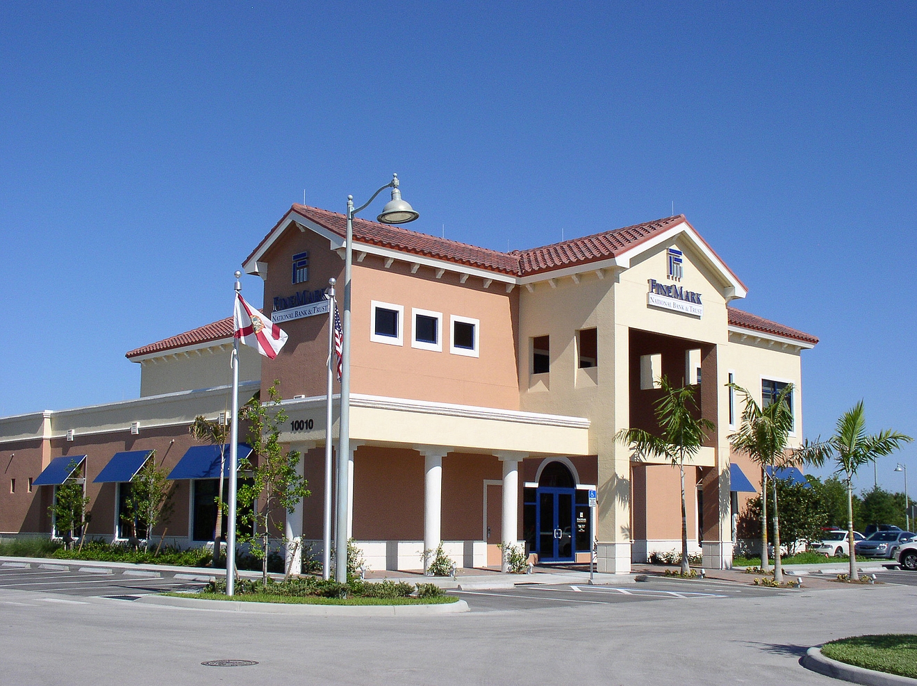 Financial Finemark Estero Front b