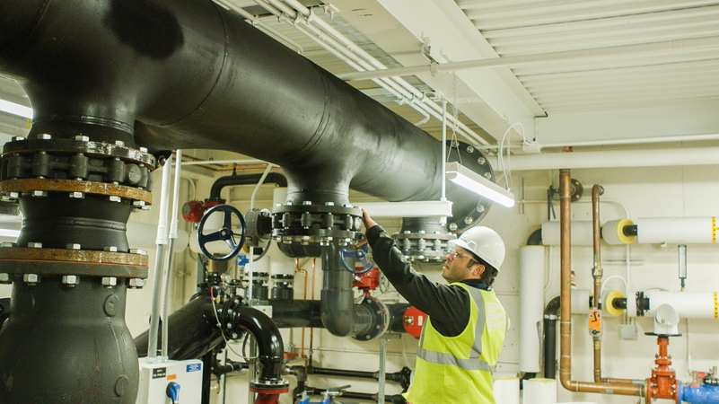 Airport V2 2 WEB 00 00 27 23 Still002 2