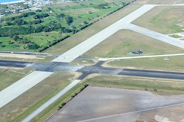 Aviation Venice Runway4 22 Intersection1